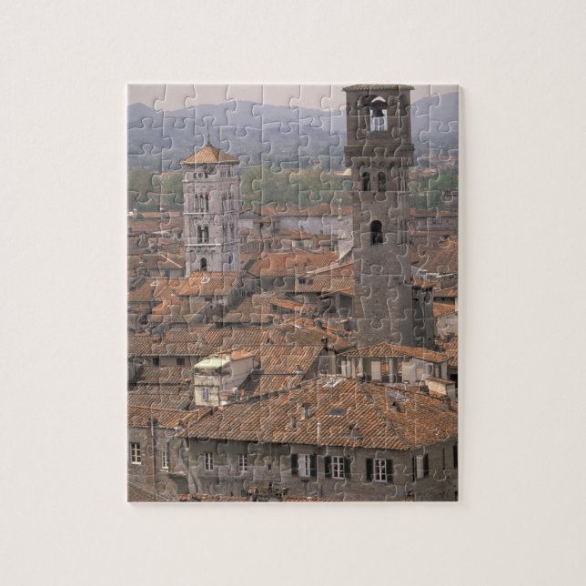 Europa, Italien, Toskana, Lucca, Stadtpanorama (Vertikal)
