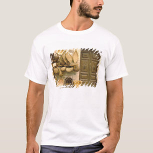 Europa, Italien, Toskana, Montalcino. Korb T-Shirt