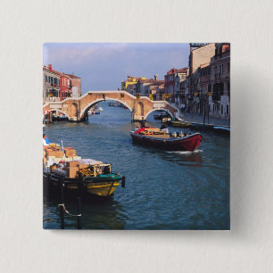 Europa, Italien, Venedig. Boote bringen Button