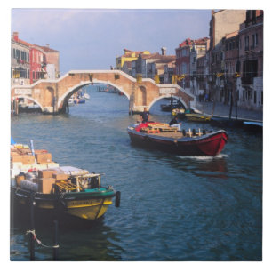 Europa, Italien, Venedig. Boote bringen Fliese