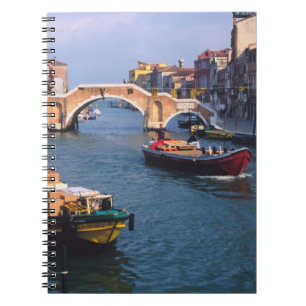 Europa, Italien, Venedig. Boote bringen Notizblock