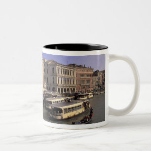 Europa, Italien, Venedig, Bootsverkehr bei Rialto Zweifarbige Tasse