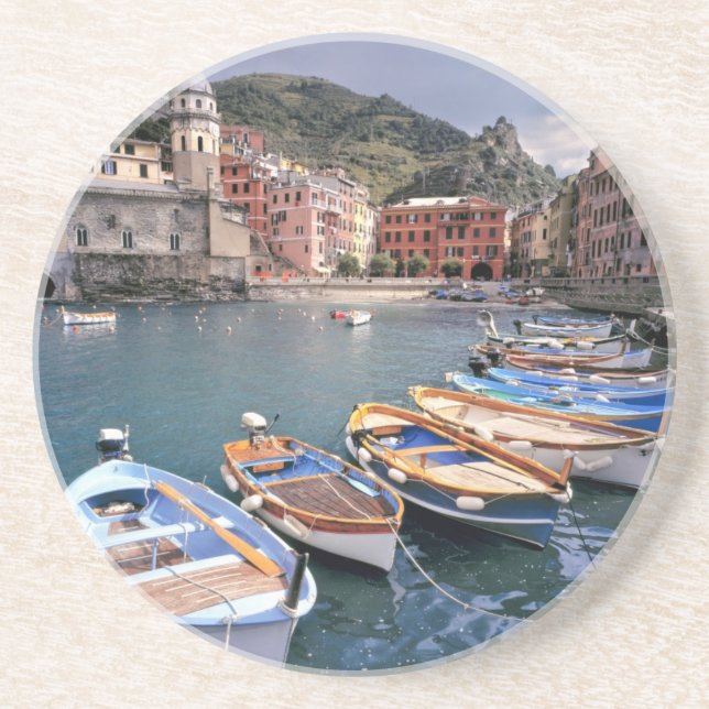 Europa, Italien, Vernazza. Hell bemalte Boote Getränkeuntersetzer (Vorne)