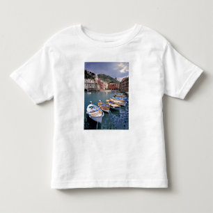 Europa, Italien, Vernazza. Hell bemalte Boote Kleinkind T-shirt