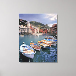 Europa, Italien, Vernazza. Hell bemalte Boote Leinwanddruck