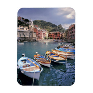 Europa, Italien, Vernazza. Hell bemalte Boote Magnet