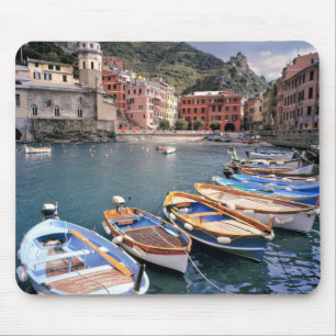 Europa, Italien, Vernazza. Hell bemalte Boote Mousepad