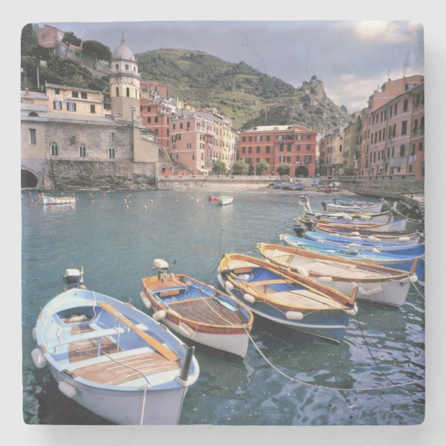 Europa, Italien, Vernazza. Hell bemalte Boote Steinuntersetzer (Vorderseite)