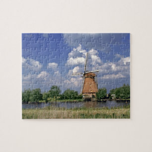 Europa, Niederlande, Kinerdijk. Eine Windmühle sit