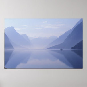Europa, Norwegen. Senkrechte Wände spiegeln sich i Poster