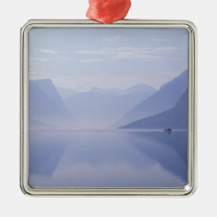 Europa, Norwegen. Senkrechte Wände spiegeln sich i Silbernes Ornament