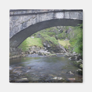Europa, Norwegen. Steinbrücke auf dem Weg nach Ber Magnet