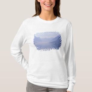 Europa, Norwegen. Vertikale Wände, die sich in T-Shirt