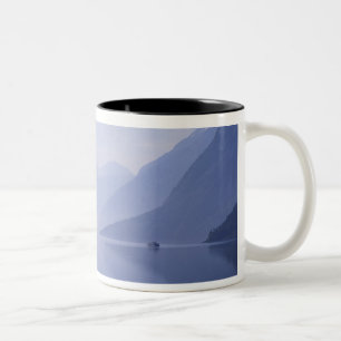 Europa, Norwegen. Vertikale Wände spiegeln sich Zweifarbige Tasse