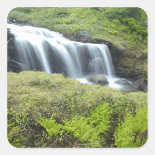 Europa, Norwegen. Wasserfall. Quadratischer Aufkleber