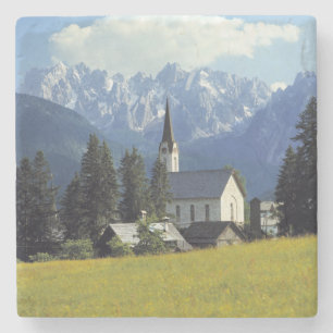 Europa, Österreich, Gosau. Kirchturm Steinuntersetzer