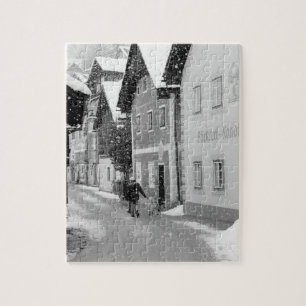 Europa, Österreich, Hallstat. Verschneite Straße