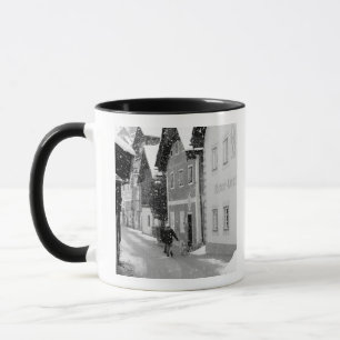 Europa, Österreich, Hallstat. Verschneite Straße Tasse