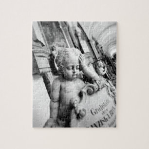 Europa, Österreich, Salzburg. Cherub und Denkmal 3