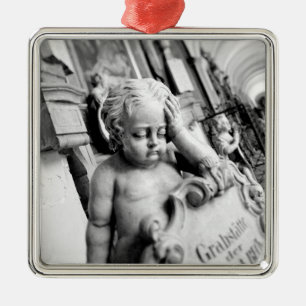 Europa, Österreich, Salzburg. Cherub und Monument Ornament Aus Metall