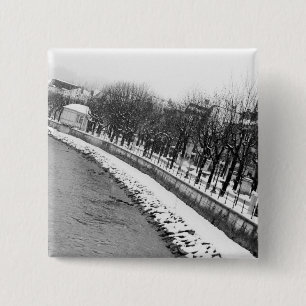 Europa, Österreich, Salzburg. Das Ufer des Flusses Button