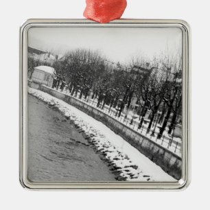 Europa, Österreich, Salzburg. Das Ufer des Flusses Silbernes Ornament