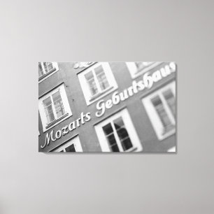 Europa, Österreich, Salzburg. Mozarts Geburtshaus  Leinwanddruck