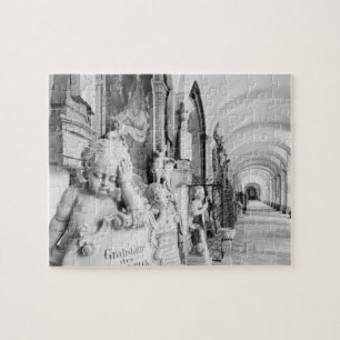 Europa, Österreich, Salzburg. Zwerg und Denkmal