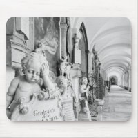 Europa, Österreich, Salzburg. Zwerg und Denkmal