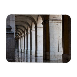 Europa, Portugal, Lissabon. Säulen der Arkade Magnet