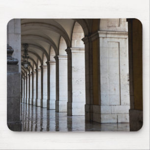 Europa, Portugal, Lissabon. Säulen der Arkade Mousepad