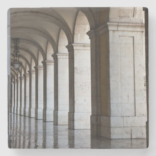 Europa, Portugal, Lissabon. Säulen der Arkade Steinuntersetzer