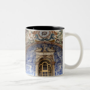 Europa, Portugal, Obidos. Farbenfrohe Architektur Zweifarbige Tasse