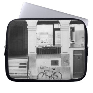 Europa, Schweiz, Bern. Kramgasse Gebäude Laptopschutzhülle