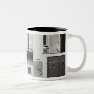Europa, Schweiz, Bern. Kramgasse Gebäude Zweifarbige Tasse