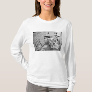 Europa, Schweiz, Luzern. Café-Tisch im Freien T-Shirt