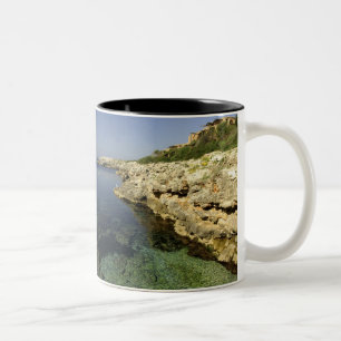 Europa, Spanien, Menorca, Binibeca. 2 Zweifarbige Tasse
