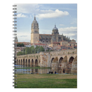 Europa, Spanien, Salamanca. Die römische Brücke üb Notizblock