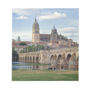 Europa, Spanien, Salamanca. Die römische Brücke üb Notizblock