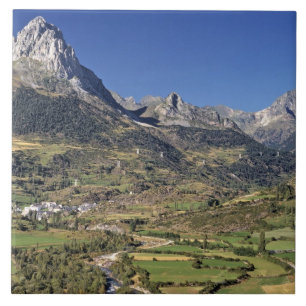 Europa, Spanien, Sallent de Gallego. Ein kleines Fliese