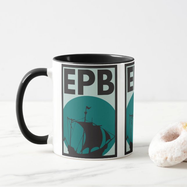 Eva Pohler réserve la tasse (Avec donut)
