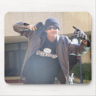 Evan in einer ledernen Jack- und Schädelkappe Mousepad