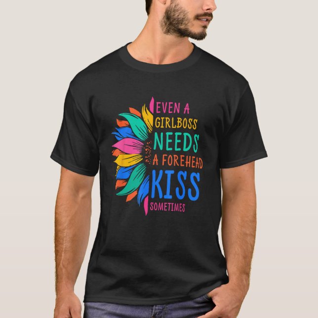 Even A Girlboss Needs A Forehead Kiss Sometimes Su T-Shirt (Vorderseite)