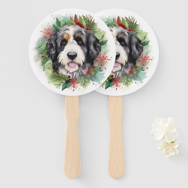 Éventail Bernedoodle Christmas Wreath Festive Pup (Devant et derrière)