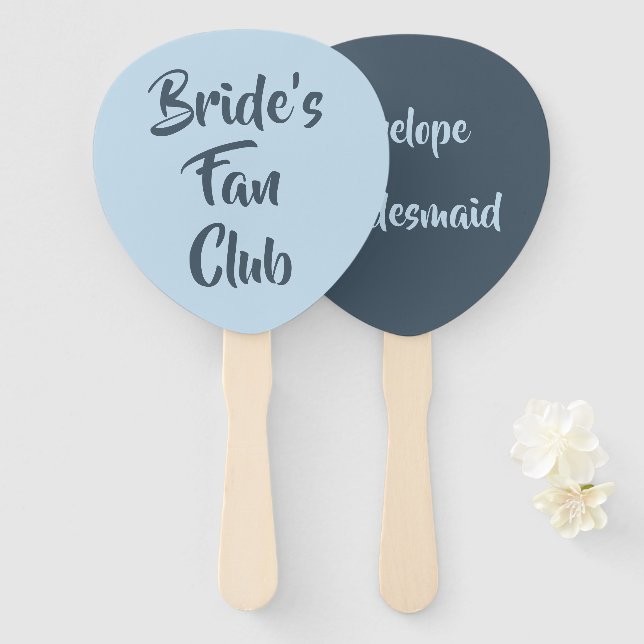 Éventail Dusty Blue Bride's Fan Club Bridesmaid Nom (Devant et derrière)