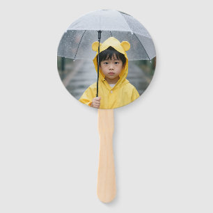 Éventail Joli garçon en imperméable jaune Jour de pluie est
