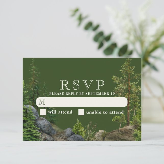 Evergreen Rocky Forest | Rustikale Naturhochzeit RSVP Karte (Stehend Vorderseite)