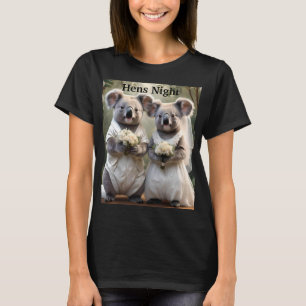 "Evergreen Vows: Eine Koala-Hochzeit in Weiß" T-Shirt