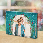 Evergreen Wreath auf Türkis Weihnachten Fotoblock<br><div class="desc">Ein Kranz aus immergrünen Ästen,  Beeren und Blätter auf türkisfarbenem gemustertem Hintergrund unterstreicht Ihr LieblingsFoto. Ändern Sie das Datum auf das aktuelle Jahr,  oder Sie können es löschen. Gut als Geschenk oder um Ihr Lieblings-Foto in Ihrer eigenen Zuhause zu zeigen.</div>