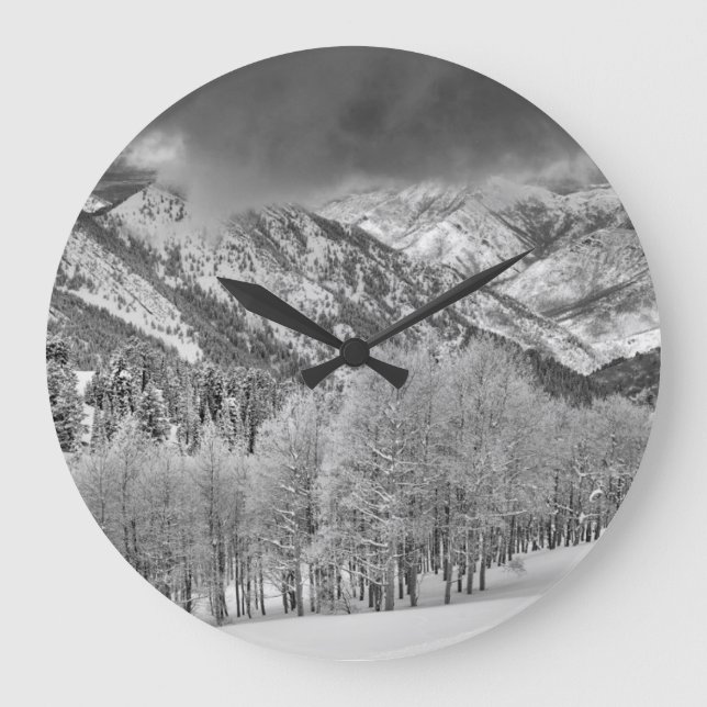 Evergreens und Aspen-Bäume in einem Schneesturm Große Wanduhr (Vorderseite)